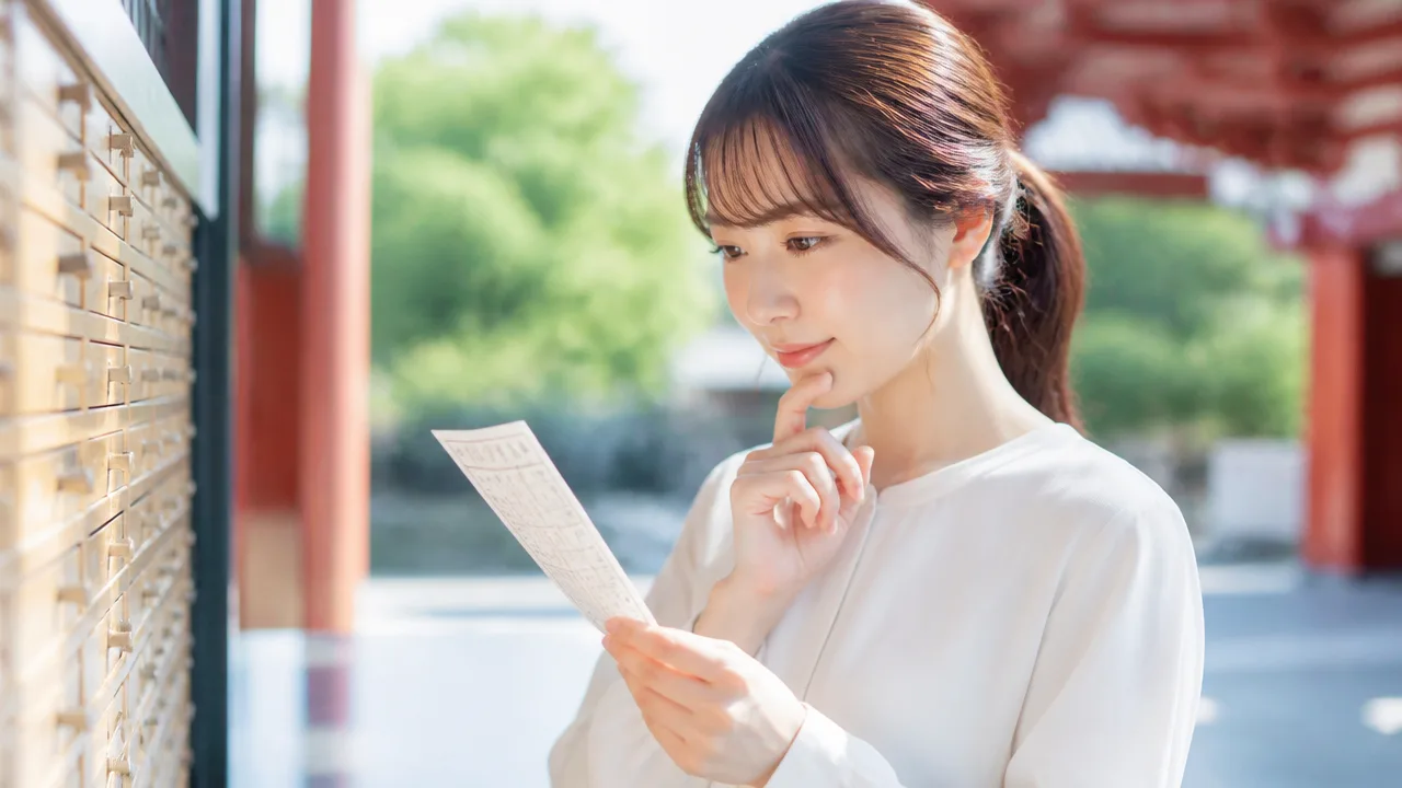 浅草寺で凶を引くとラッキー？おみくじの意味と結び方を解説