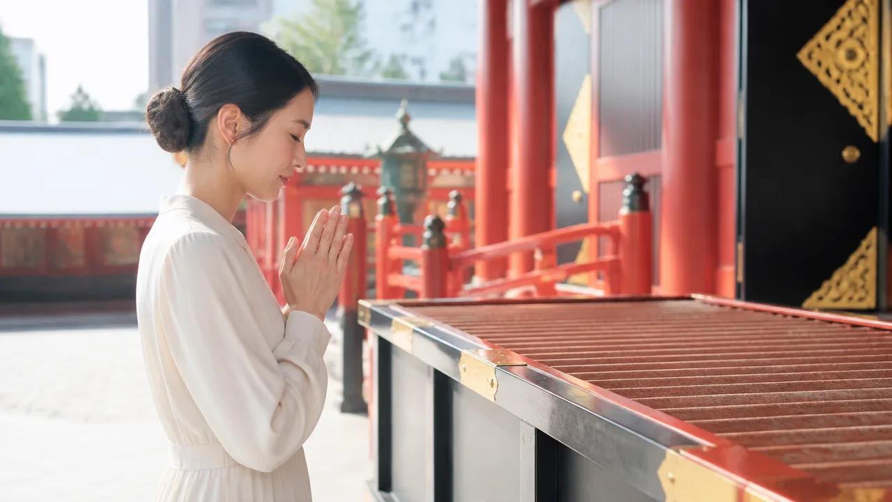 浅草寺で凶を引くとラッキー？おみくじの意味と結び方を解説