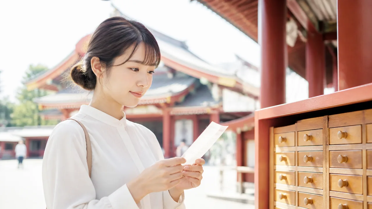 浅草寺で凶を引くとラッキー？おみくじの意味と結び方を解説