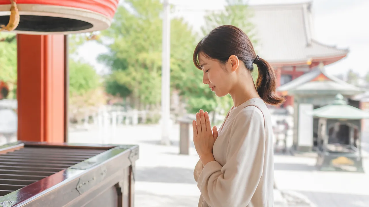 浅草寺で凶を引くとラッキー？おみくじの意味と結び方を解説