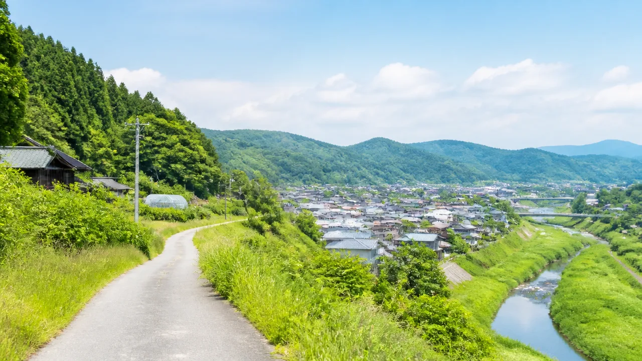 片田舎と田舎の違いとは?意味や使い分けを例文で解説