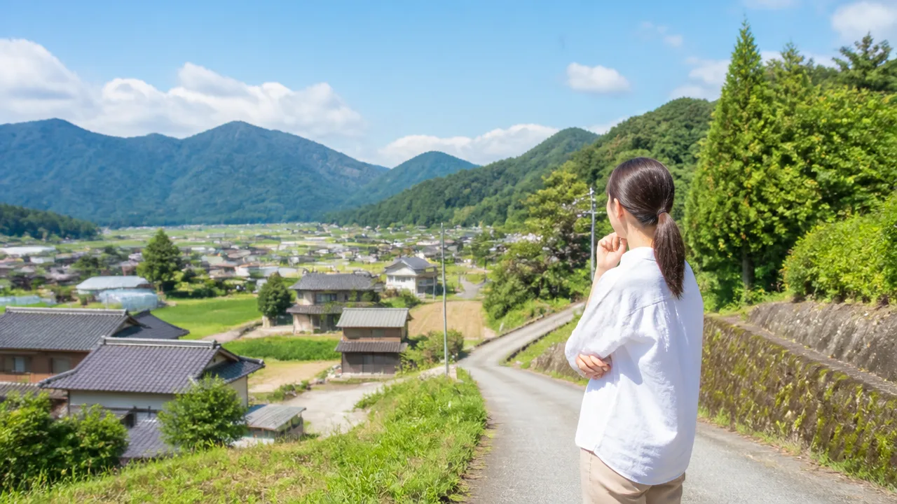 片田舎と田舎の違いとは?意味や使い分けを例文で解説