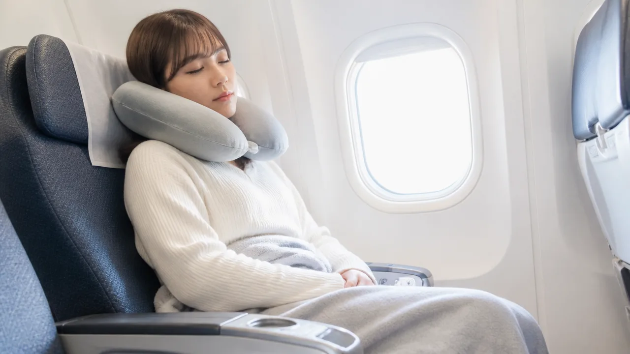 100均のネックピローは飛行機で使える？選び方と快適に眠るコツ